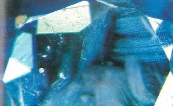 不同产地蓝宝石的“指纹”:包裹体的特征你知道吗?