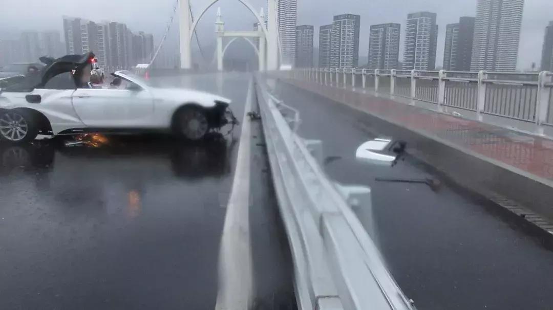 大学生骑机车撞轿车身亡,一学生骑车被撞身亡