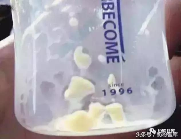 奶粉起疙瘩不溶解怎么回事,奶粉起坨冲不散一般是什么原因啊