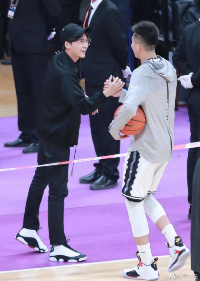 易建联，郭艾伦在CBA联赛中穿自己代言的鞋子，为姚主席点赞