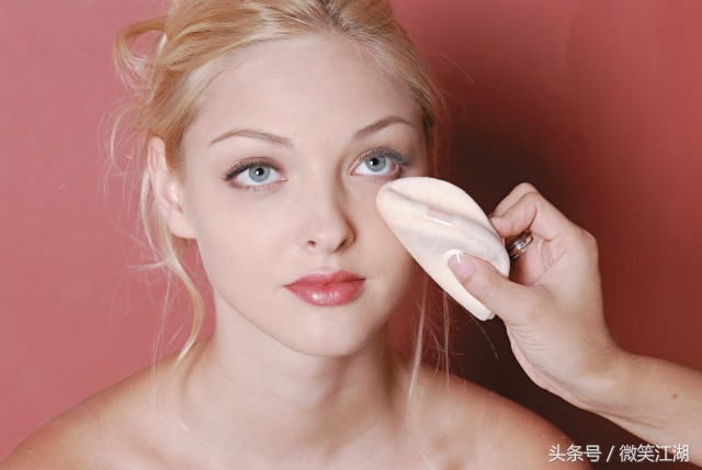 化妆时用气垫还是粉底液,化妆教程粉底粉饼选哪个