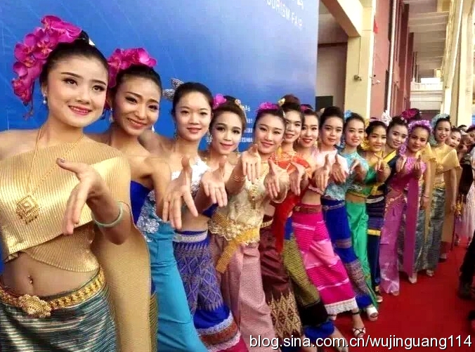 美女云南西双版纳傣族泼水节歌舞,2010西双版纳傣族万人泼水节