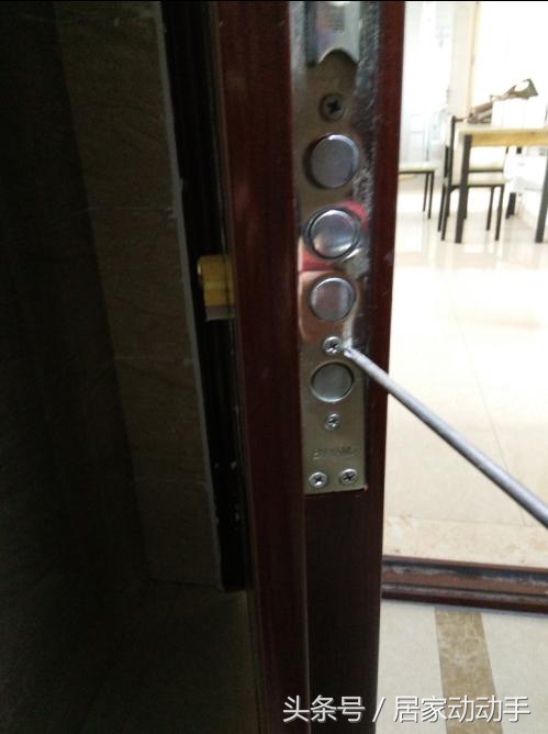 门锁锁芯拆装,智能锁安装师傅更换锁芯