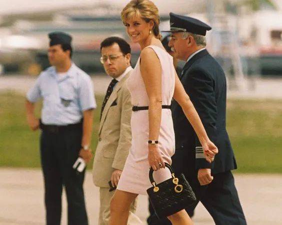 给迪奥一个机会，它就能带你邂逅浪漫秘境