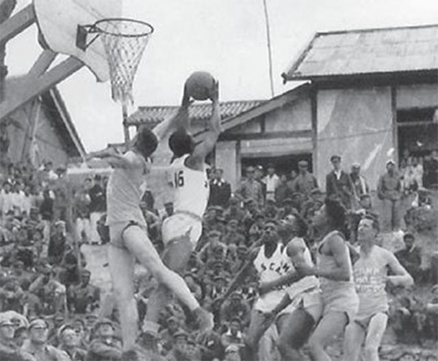 志愿军战俘营的特殊待遇：衣服鞋子定制的，开设运动会还有奖品拿