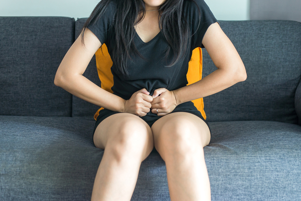 月经延迟又出现出血小腹疼腰疼,经期延长有血块是怎么回事