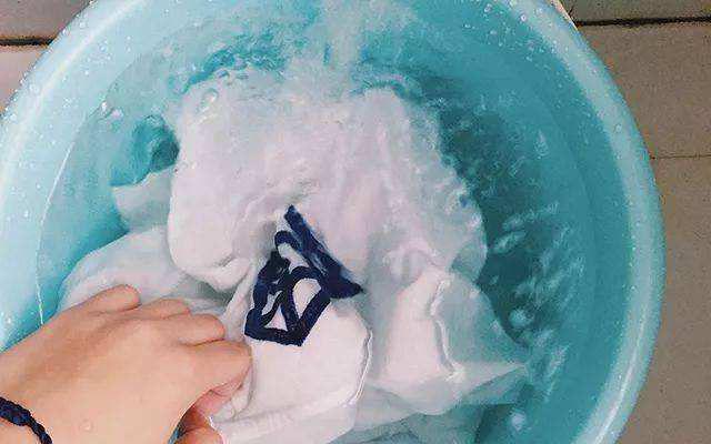 皮肤长出来小疙瘩是什么,皮肤上长了一个小疙瘩看什么科