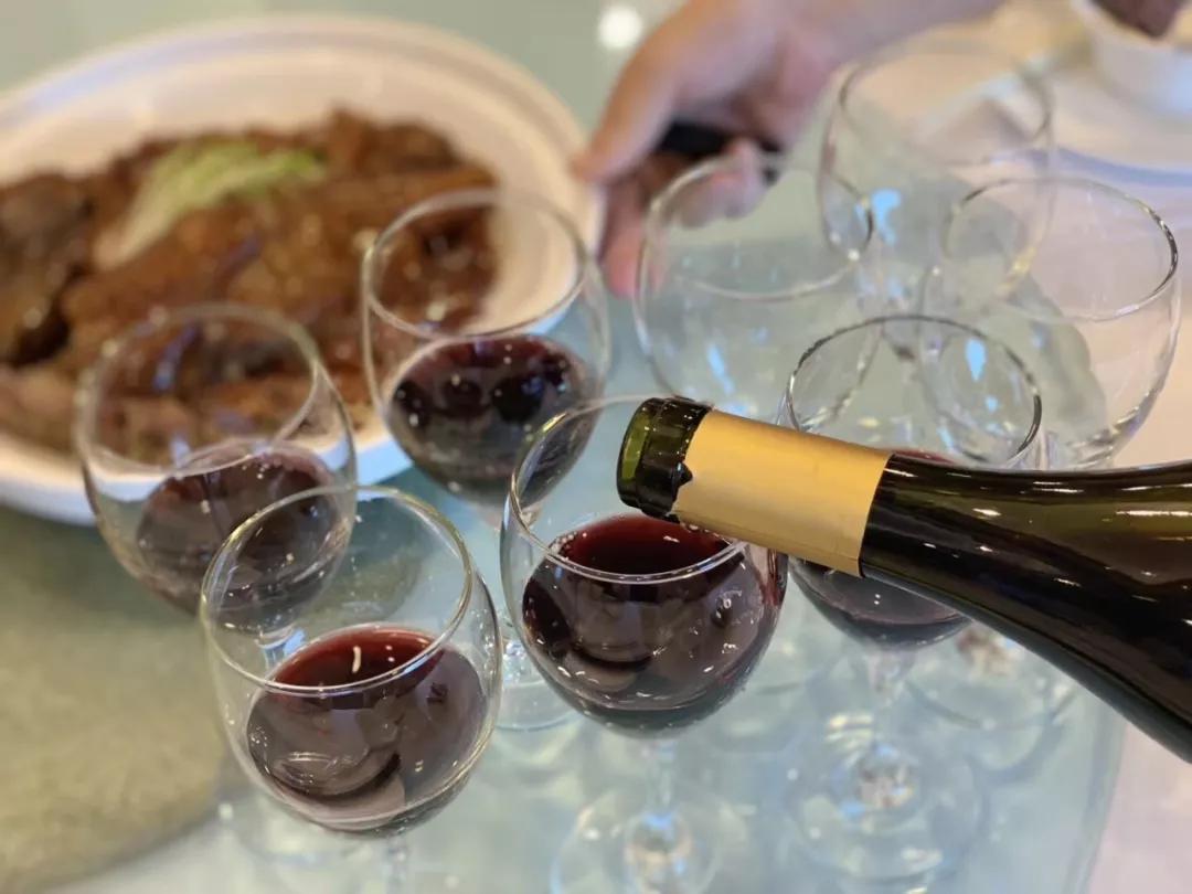 怎么样辨别葡萄酒的好坏呢,怎样辨别葡萄酒的好坏真假