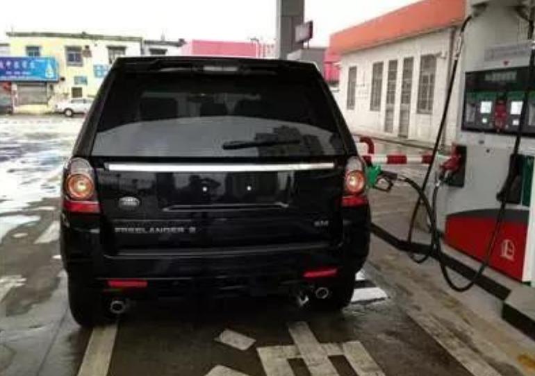 柴油路虎车加成汽油损失高达6万,百万路虎加油站加错油了