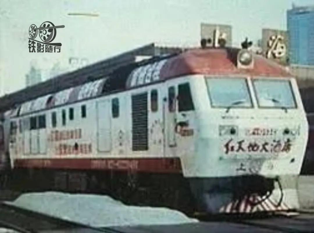 铁影车,东风11型内燃机车照片