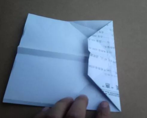 实际上可以飞超远的纸飞机,特别简单但是可以飞很远的纸飞机