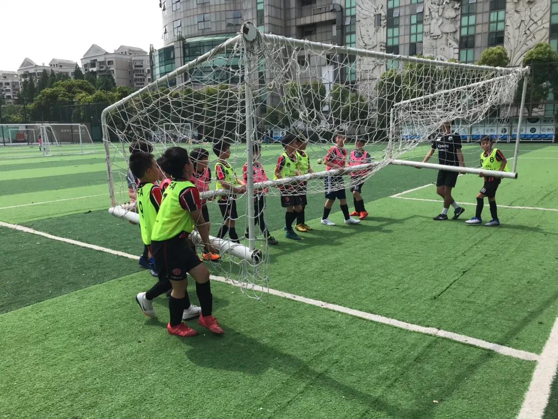 教练的一个举动改变男孩一生,教练的举动让人愤怒