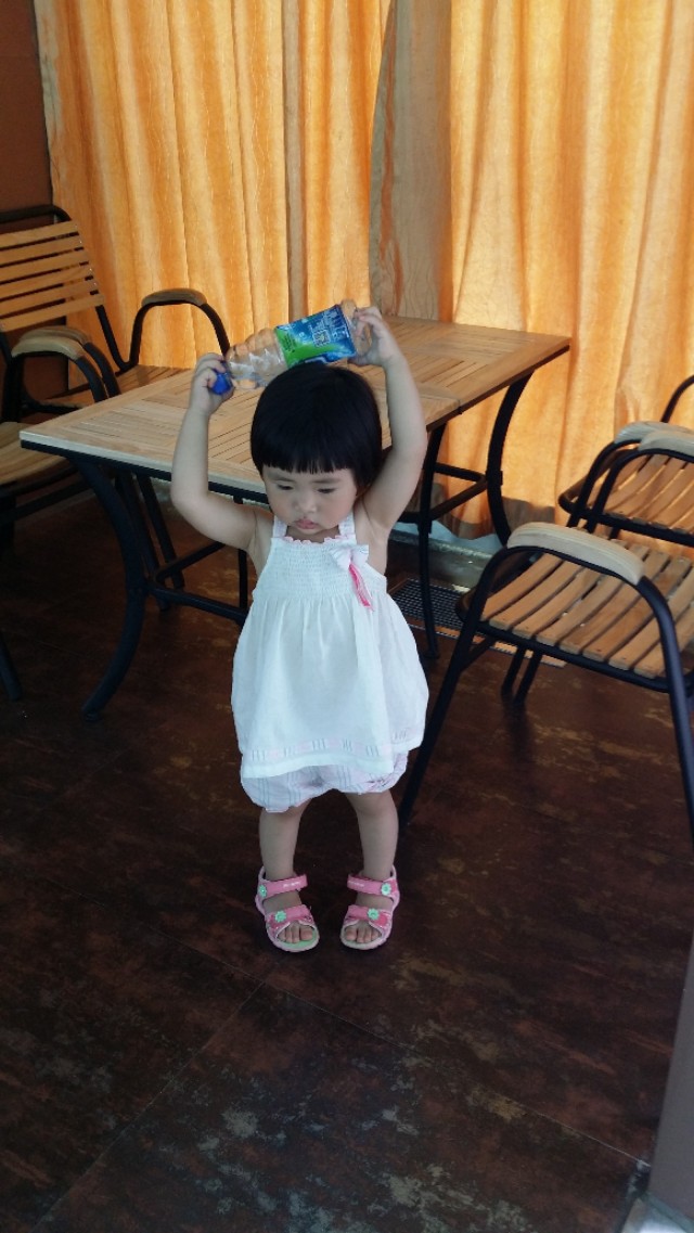 带着孙女去海边,奶奶带着小孙女在北海涠洲岛玩