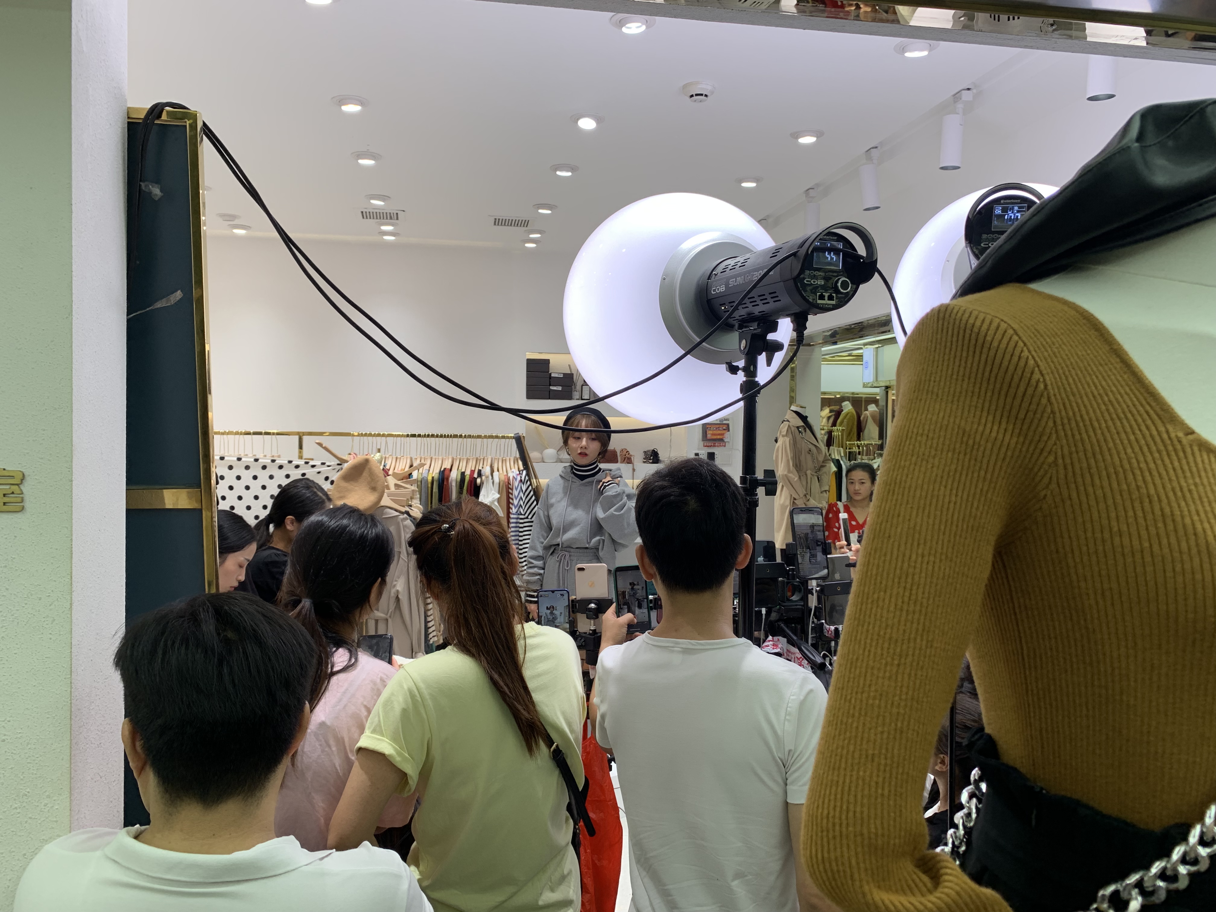 广州沙河服装批发市场今天现状,为什么市场的衣服便宜