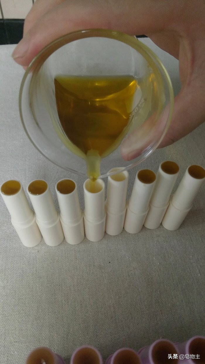 自制薄荷润唇膏简单教程,技能改变生活视频讲解