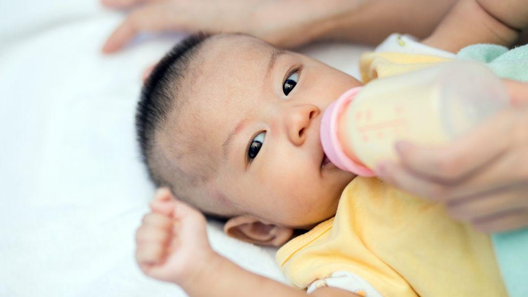 婴儿奶粉0-6个月冲泡,喝奶粉的宝宝晚上冲泡奶粉小妙招