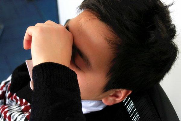 经常关灯熬夜玩手机会导致色弱吗,经常关灯玩手机的人后来怎么样了