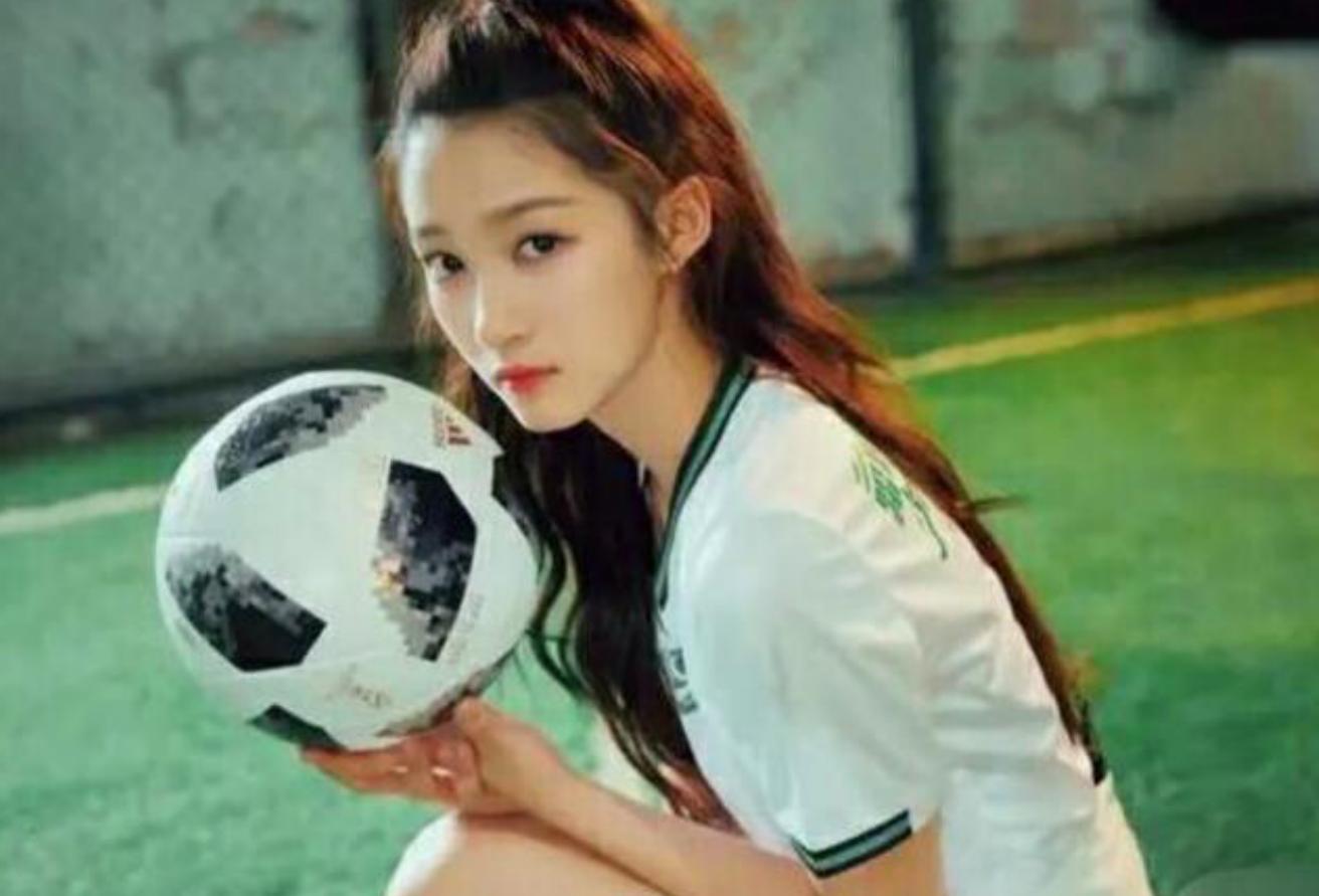 有种发育过猛叫杨幂,关晓彤足球照片