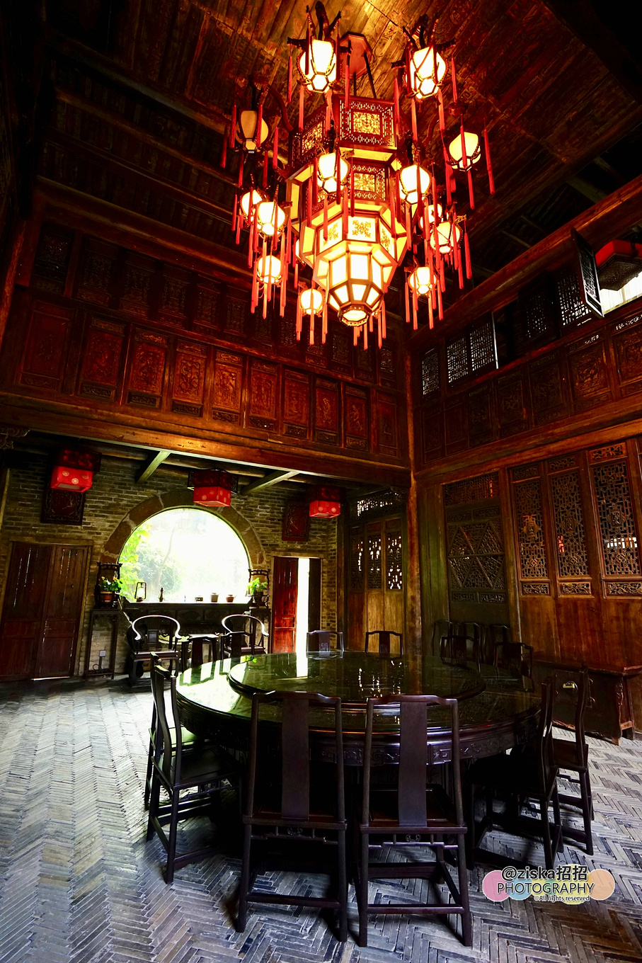 小伙探索神秘洞穴视频,小伙独自探索深山神秘古墓