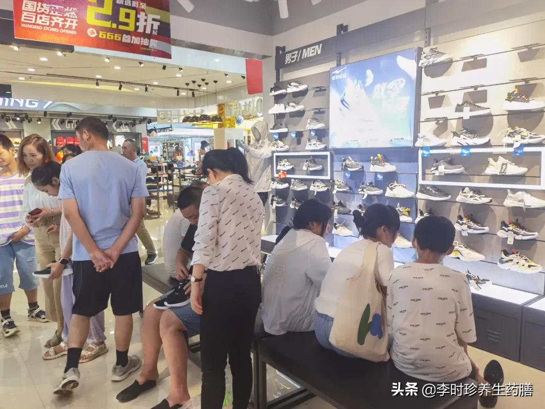 国货之光鸿星尔克照片,国货之光鸿星尔克个体专卖店