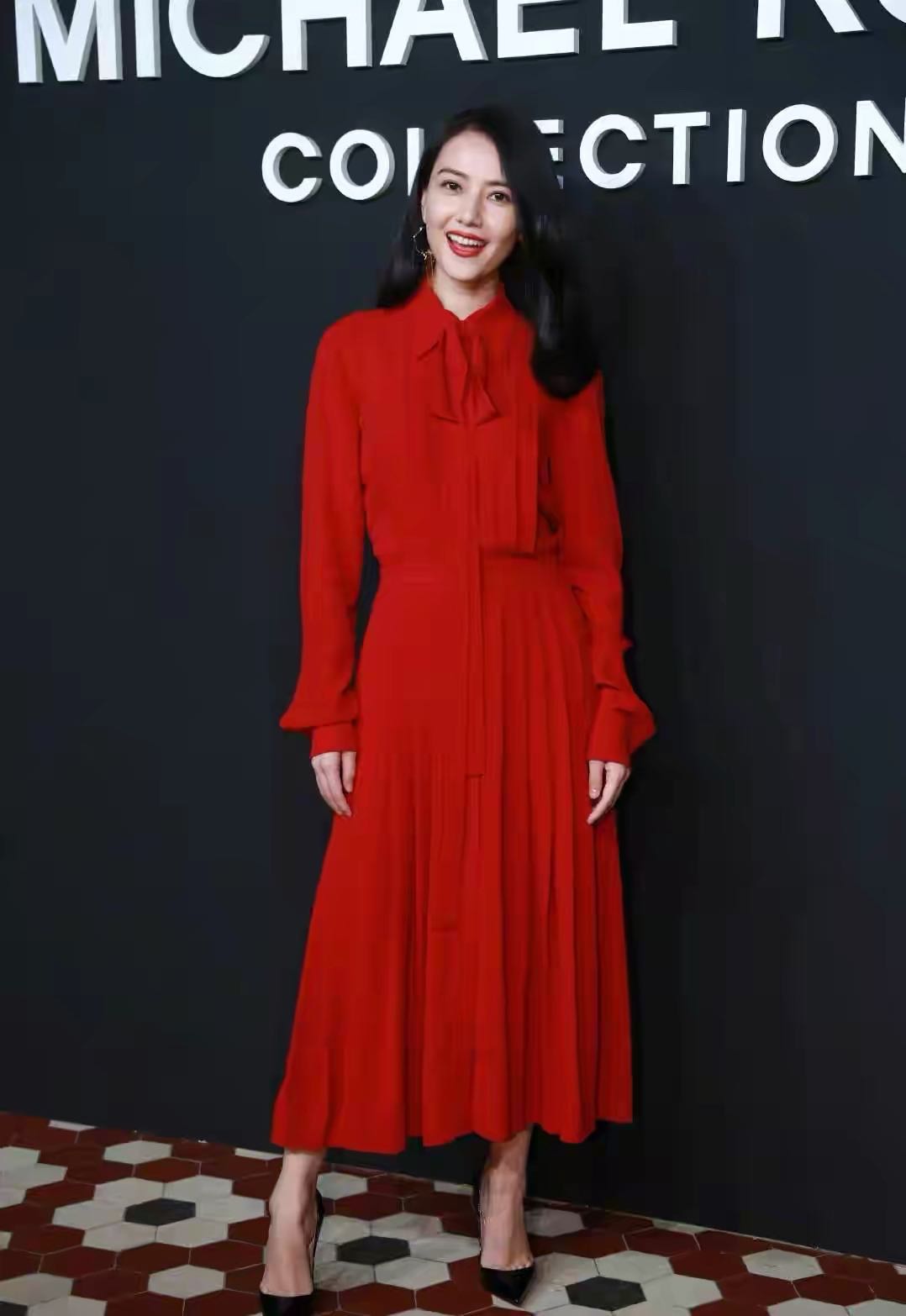 41岁高圆圆穿清纯白裙气质好,高圆圆现身街头穿白裙露香肩