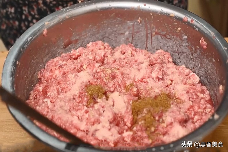 炸牛肉丸子放不放小酥肉粉,炸牛肉丸子不能放什么调料