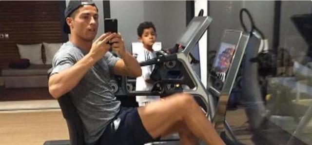 c罗带你去看他家豪宅,c罗在c罗家的豪宅练足球