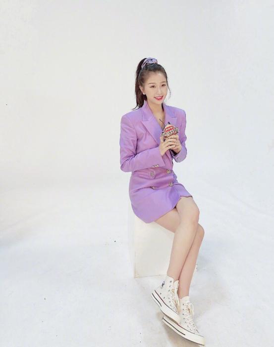 马卡龙穿搭虞书欣,虞书欣蓝色大衣穿搭