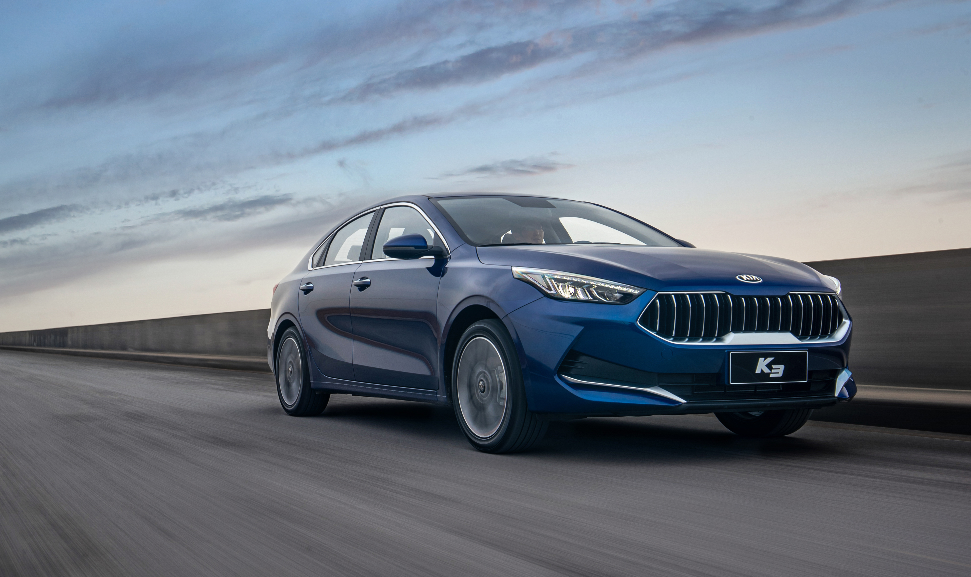 东风悦达起亚k32021款价格,伊兰特2021款对比起亚k3谁值得买