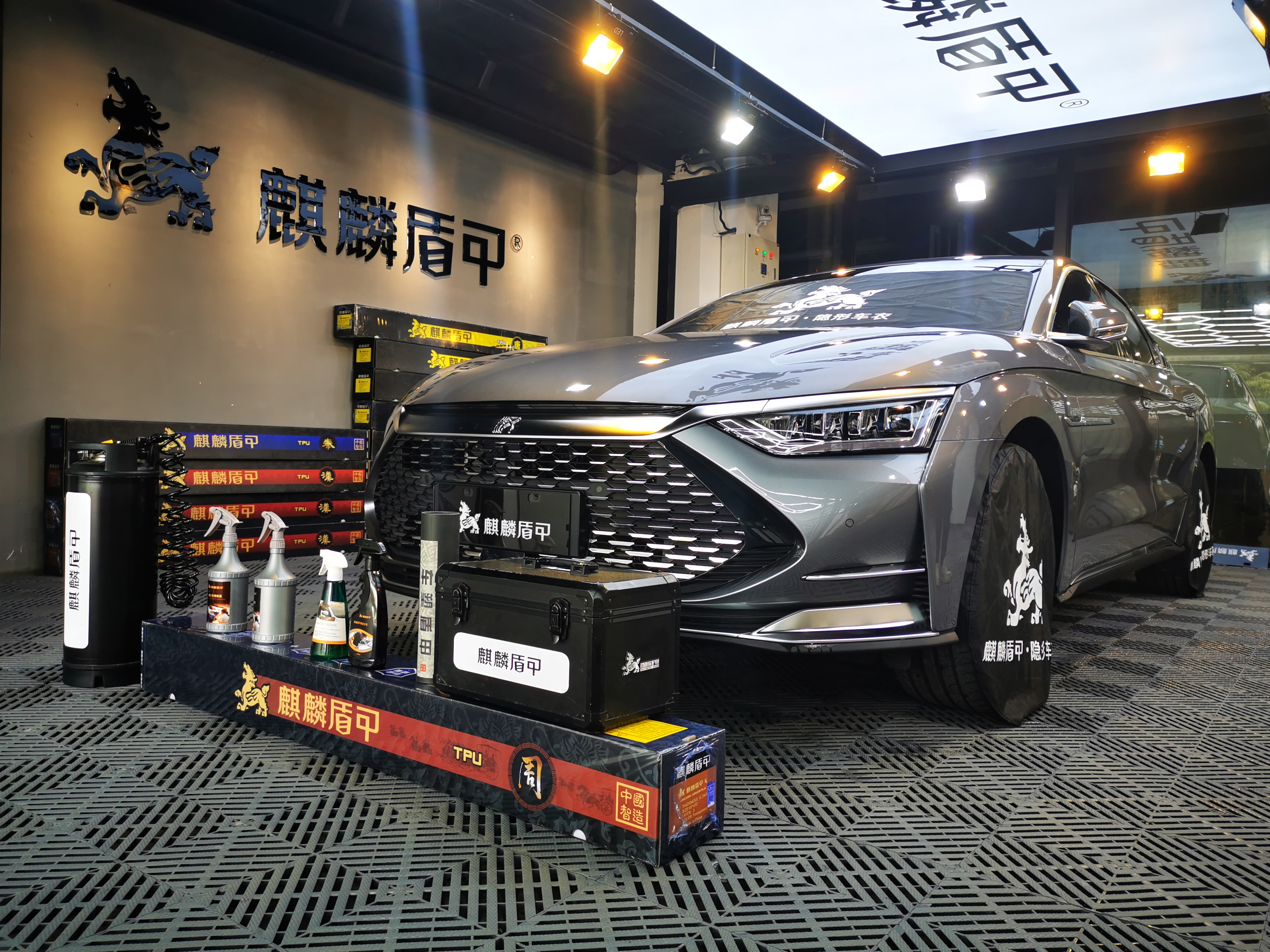 有划痕补漆可以直接贴隐形车衣吗,车漆有很多小伤适合贴隐形车衣吗