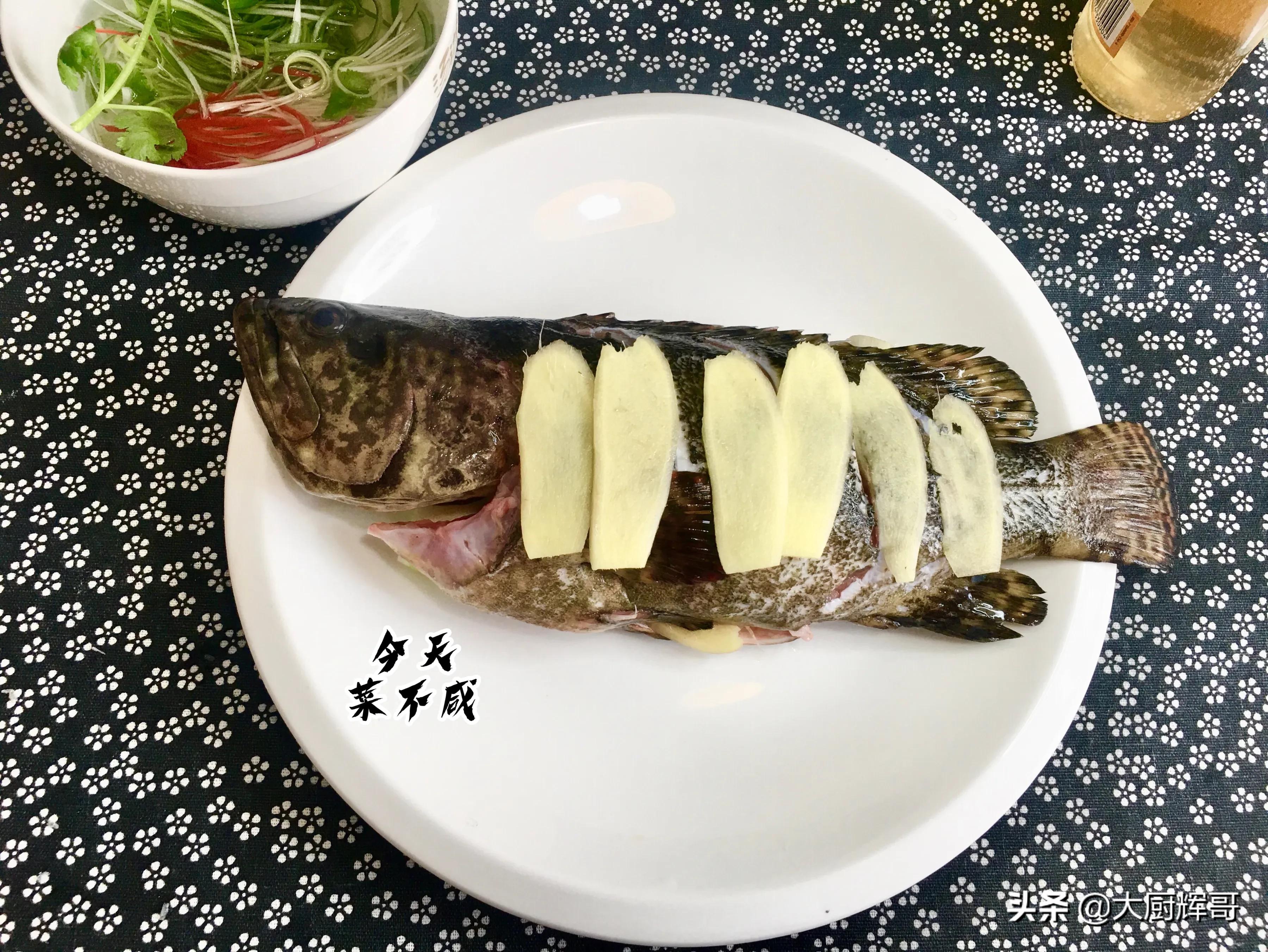 清蒸石斑鱼需要蒸多长时间和做法,清蒸石斑鱼蒸多久熟