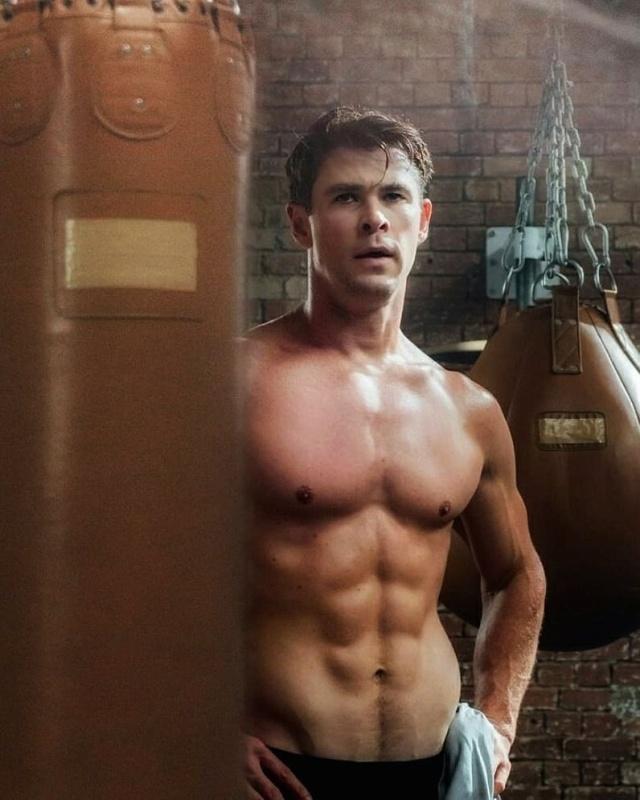 老头滑滑板视频,白胡子老头玩滑板