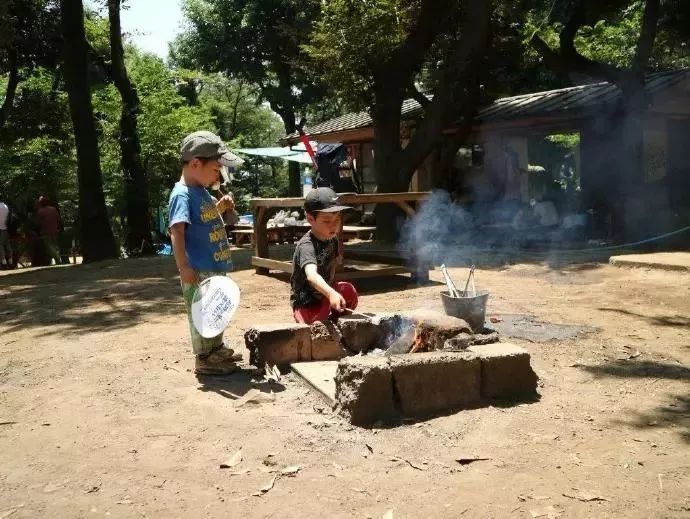 动刀抡锤，玩火涉水，这样的公园为何还能吸引那么多父母？