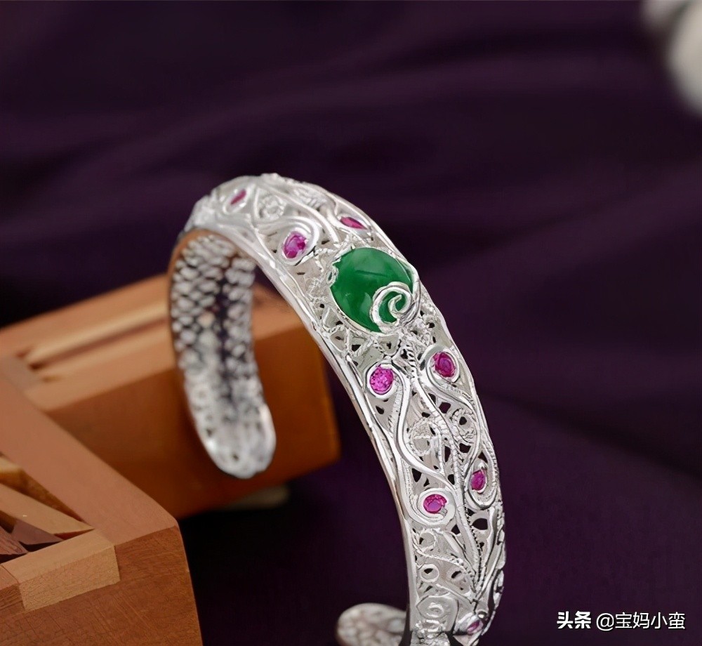 银手镯戴一晚就发黑怎么清洗,银手镯放久了发黑怎么清洗