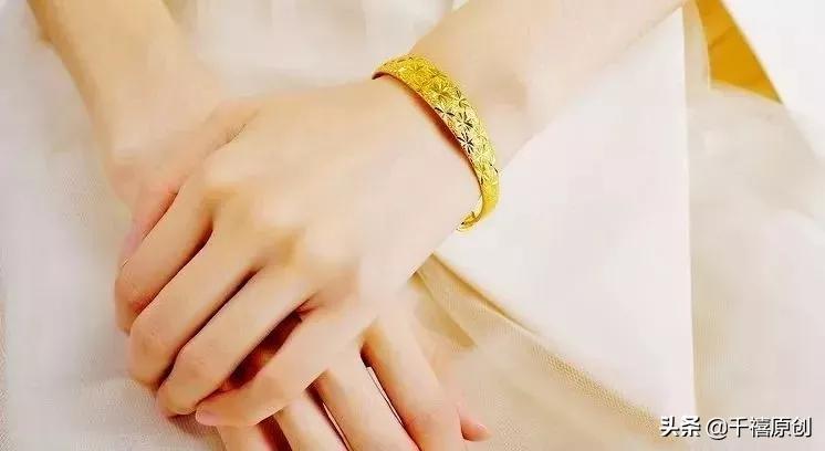 金镯银镯别贴肉戴？圆形变方形，是买到假货，还是戴的方法不对？
