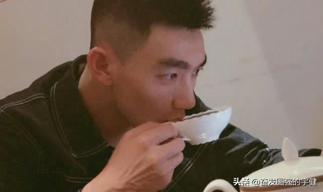 张馨予不做饭改种花了，老公何捷帮不上忙，只好线上求助网友