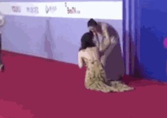 柳岩技术流摔跤，一秒化解被赞“优雅女孩”