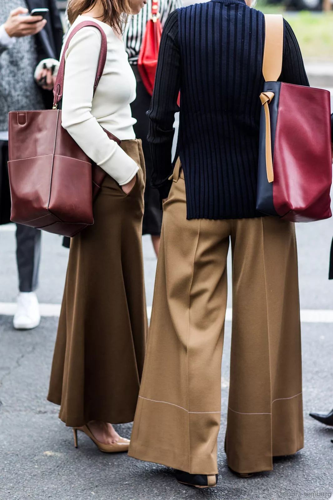 会背水桶包的人,会背奢侈品包包