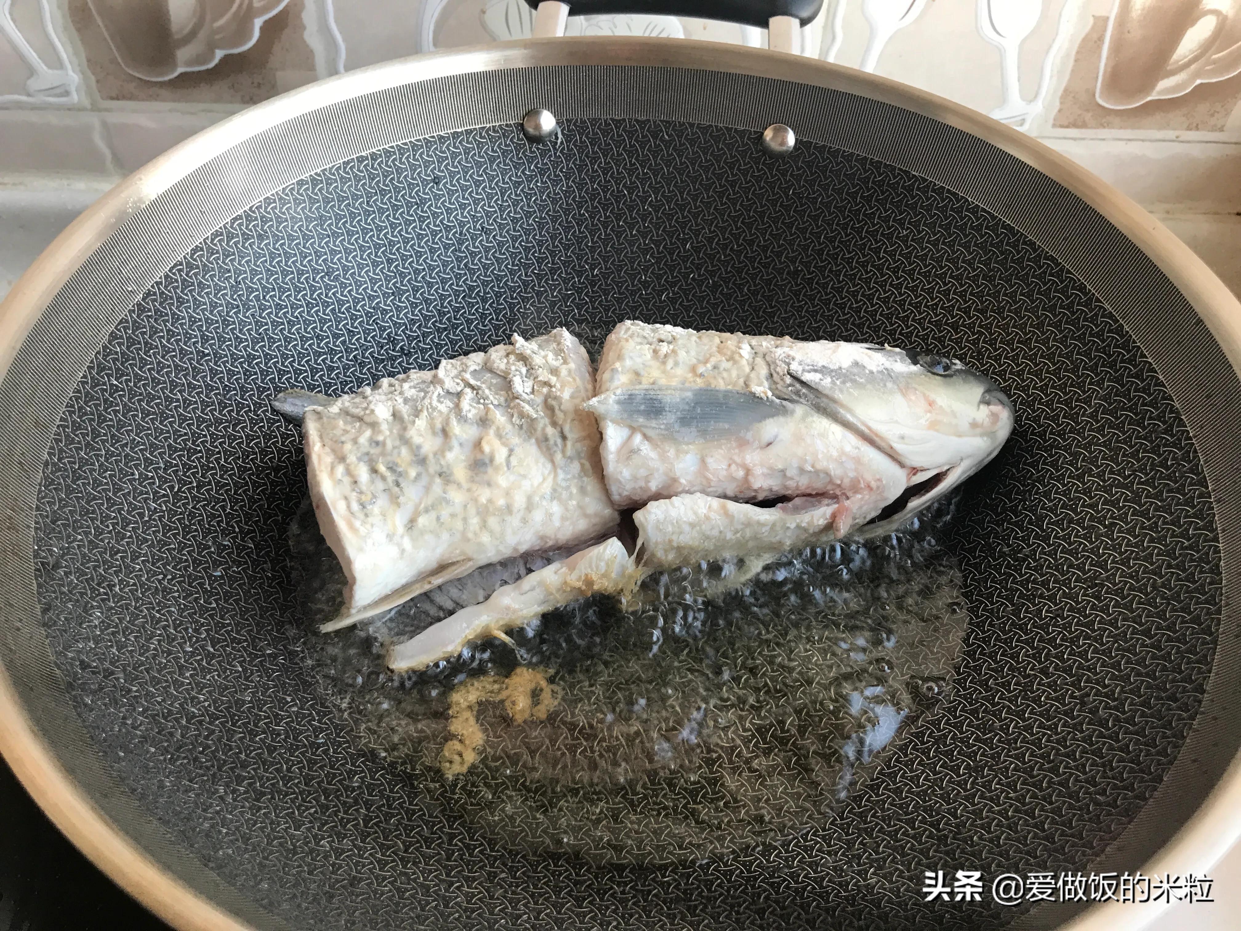 怎么炖小草鱼好吃家常做法视频,炖草鱼用热水锅还是凉水下锅好