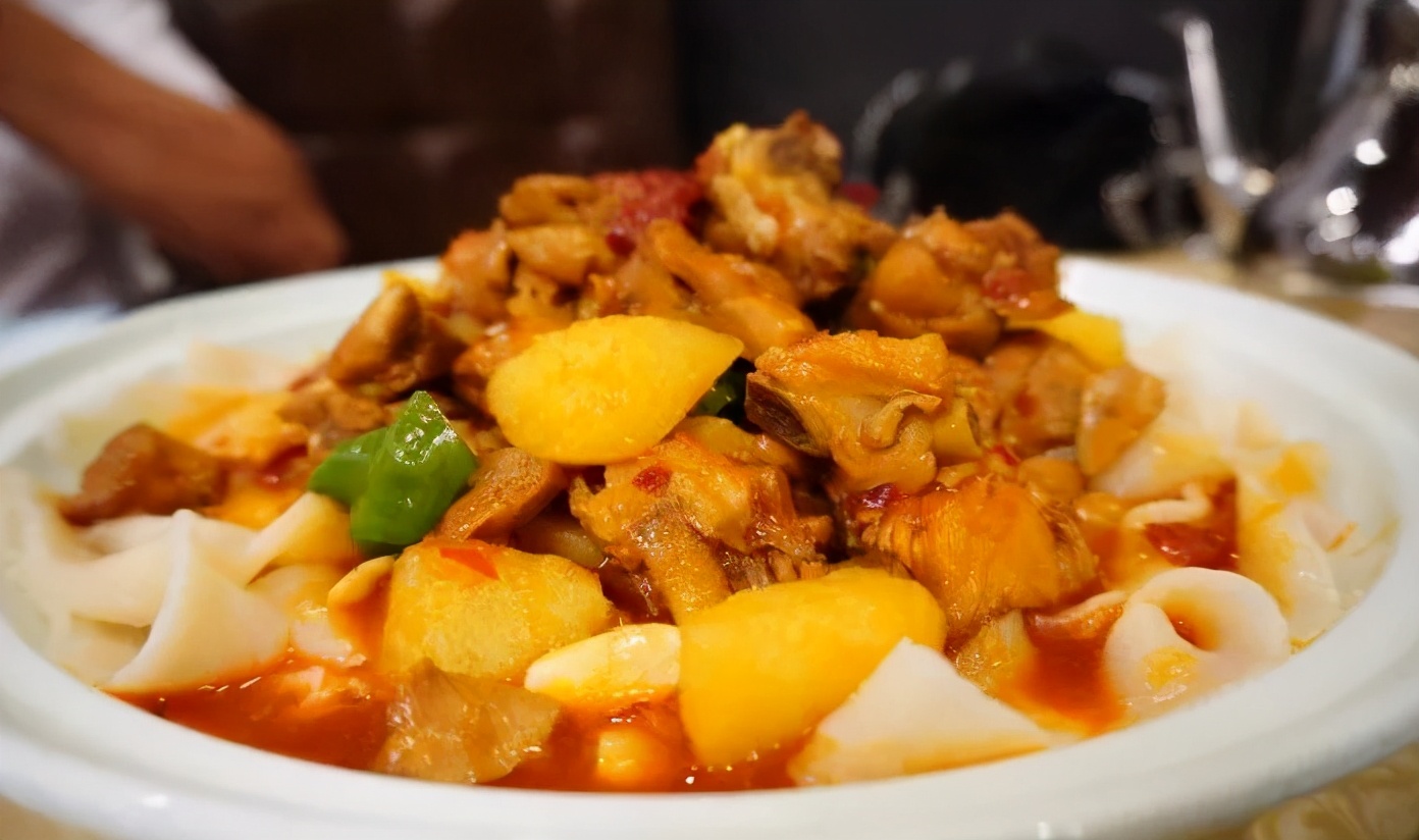 新疆大盘鸡必吃十大特色菜,南北疆美食大盘鸡