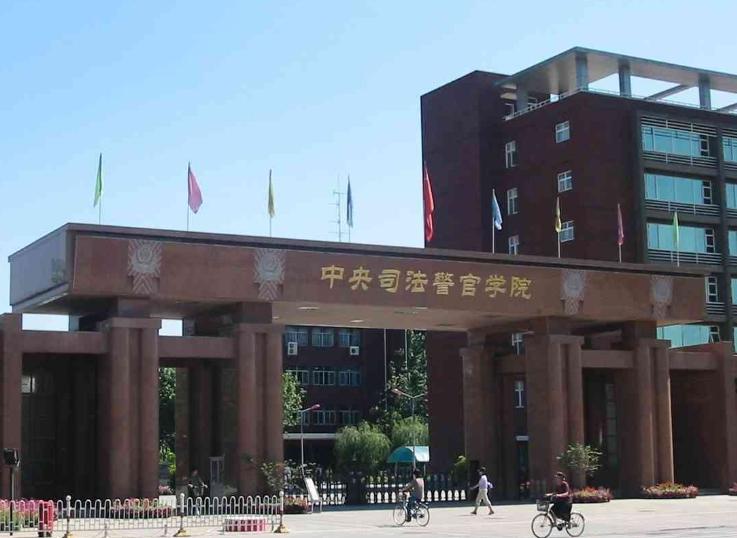 这所院校是“全国总工会”直属大学，录取分数较低，中等生别错过