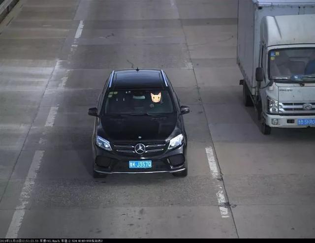 曝光！鲁B06B9V被罚款150元记2分！只因开车看手机