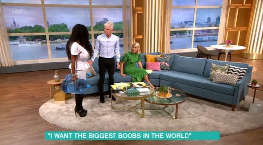 美国白人变性隆胸手术,英国隆胸手术最大的女人