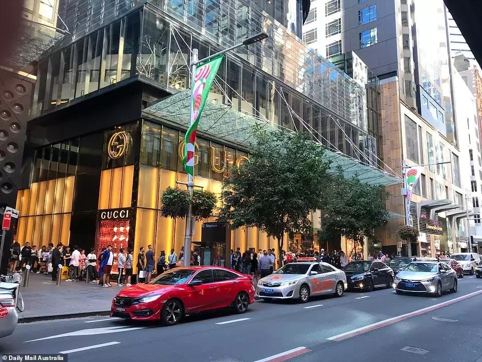 黑五疯狂打折视频,黑五冲进商场