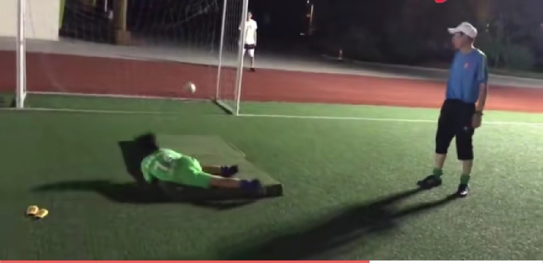 鍊掗挬灏勯棬闈掕,涓や釜闈掕闃熷憳鍊掗挬灏勯棬