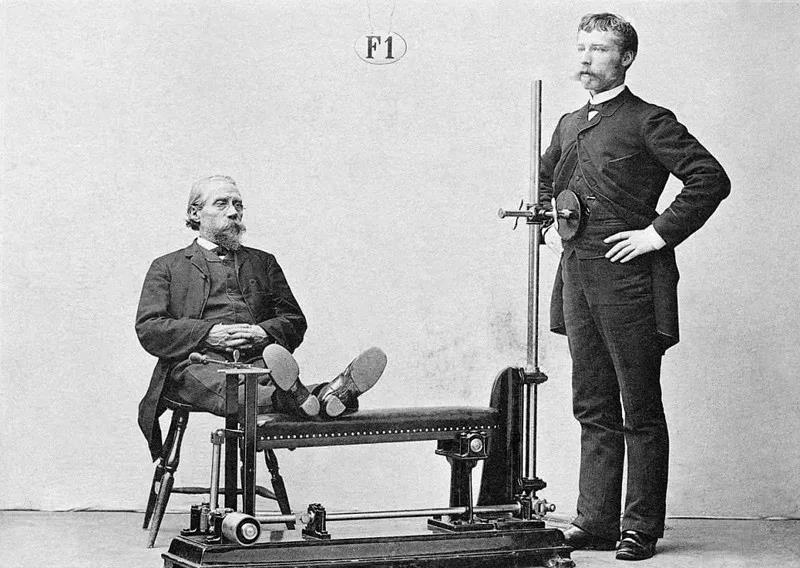 又一件“土味”单品回潮了,腰包竟成了时尚圈的新宠儿