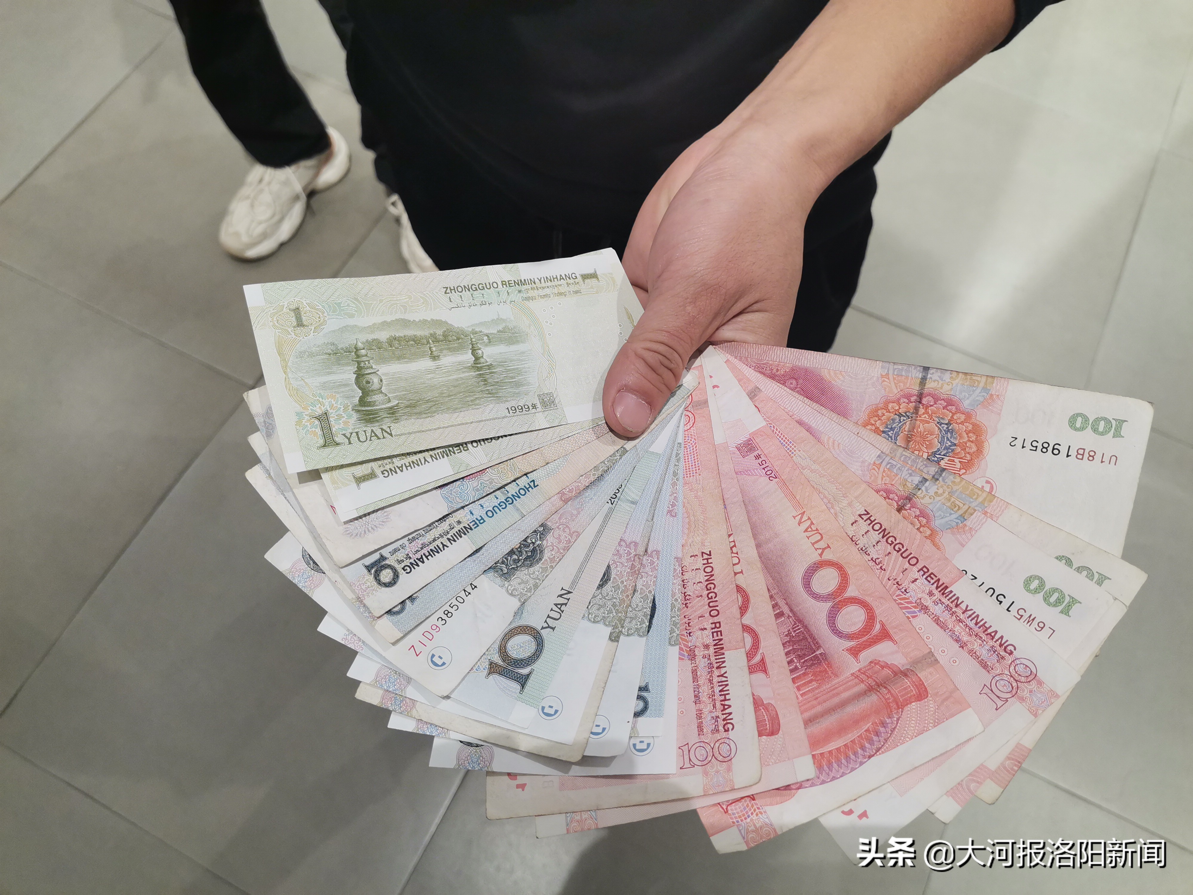 男子买阿迪达斯一夜之间变上万,男子买阿迪达斯