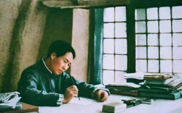 毛主席工作有多拼？写《论持久战》奋战9昼夜，鞋子着火没发觉