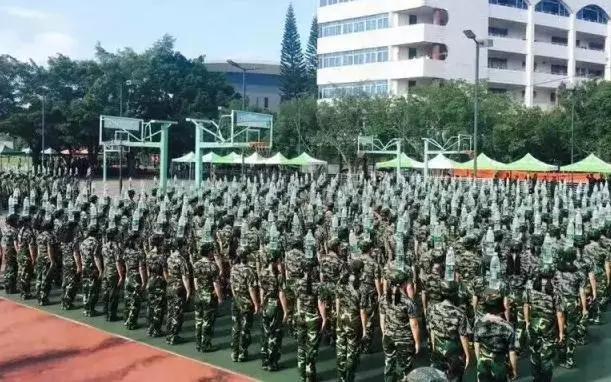 军训教官踢打学员,军训教官踢学生视频