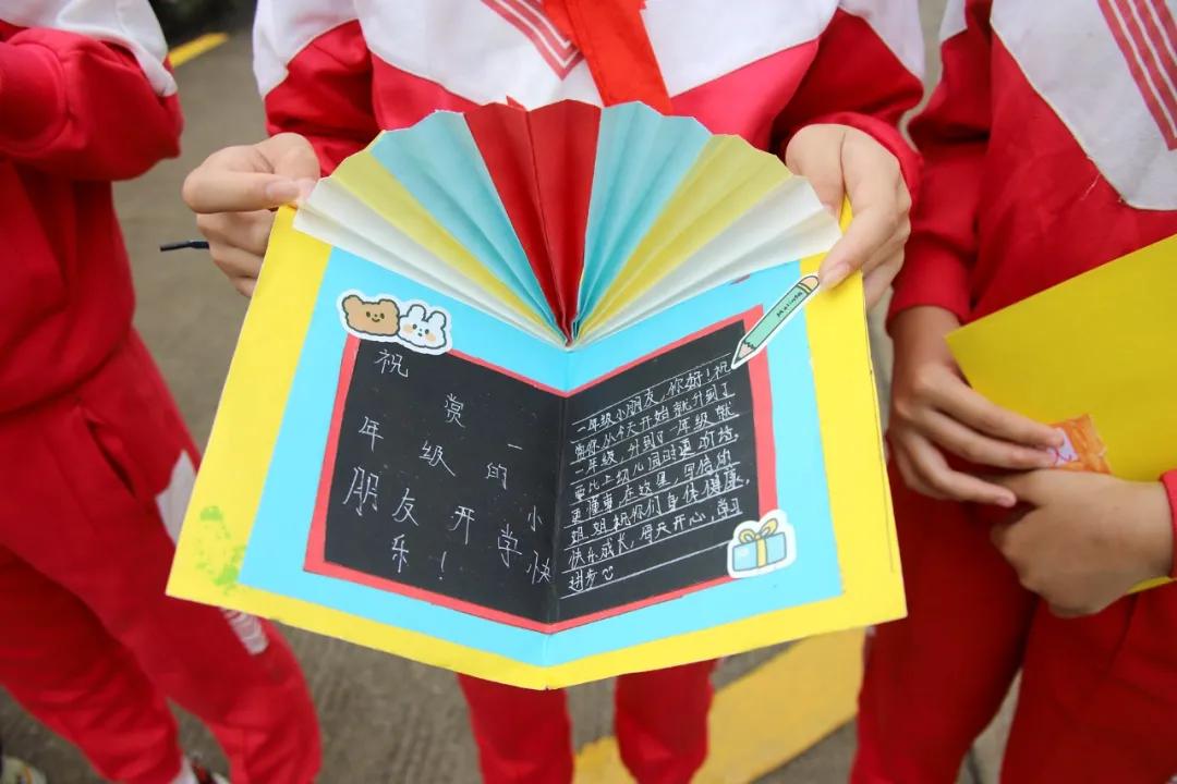 平南中心小学开笔典礼现场,镇宁自治县实验小学开笔典礼